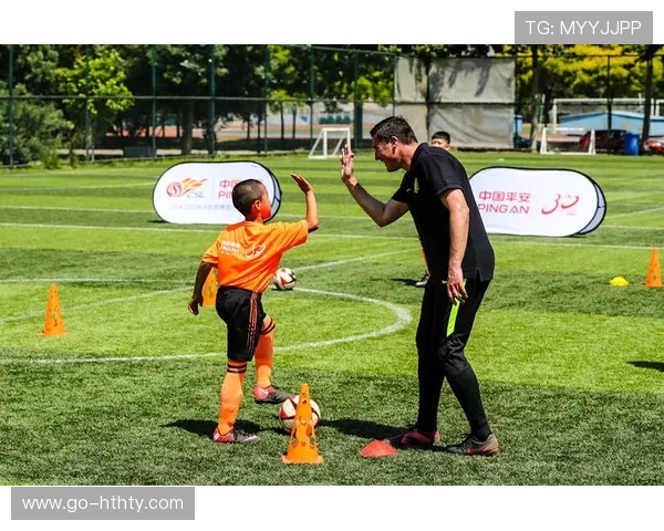 足球训练营助力青少年成长，传递体育精神