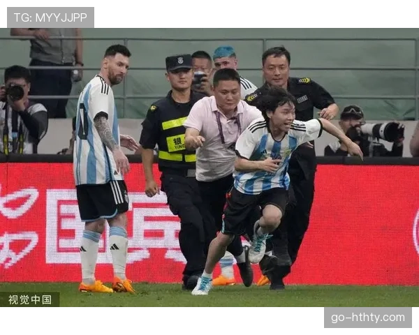 特写：球迷冲入场内导致比赛中断十分钟，已被安保带离